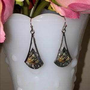 Dainty Dangling earrings-NWT